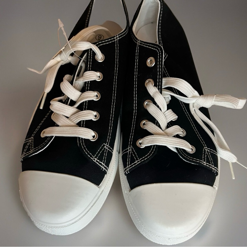 Josiny Women’s Black & White canvas casual goth edgy streetwear Sneakers Sz 9